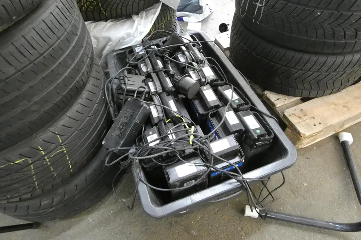 Kiste mit Batterien und Ladegerät